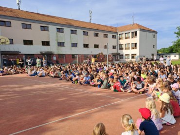 ZŠ Veltrusy přijme učitele/ku dějepisu a uklízečku