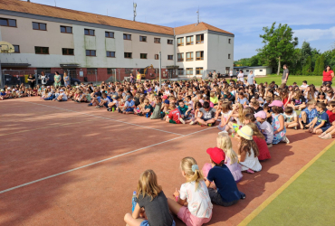 ZŠ Veltrusy přijme učitele/ku dějepisu a uklízečku